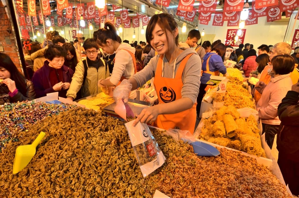 感受年節熱鬧氣氛就來年貨大街 - 迪化街